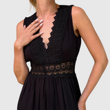 Ninfea - Bezrukávové midi šaty v boho stylu s krajkovými detaily