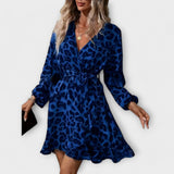 Leon - Elegantní zavinovací šaty s leopardím vzorem, výstřihem do V a páskem v pase