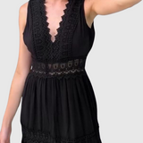 Ninfea - Bezrukávové midi šaty v boho stylu s krajkovými detaily